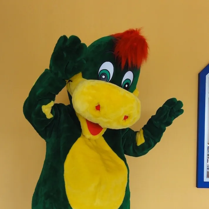 Drache Dinoli winkt
