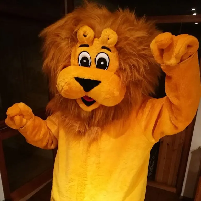 Löwe Leo winkt mit beiden Pranken