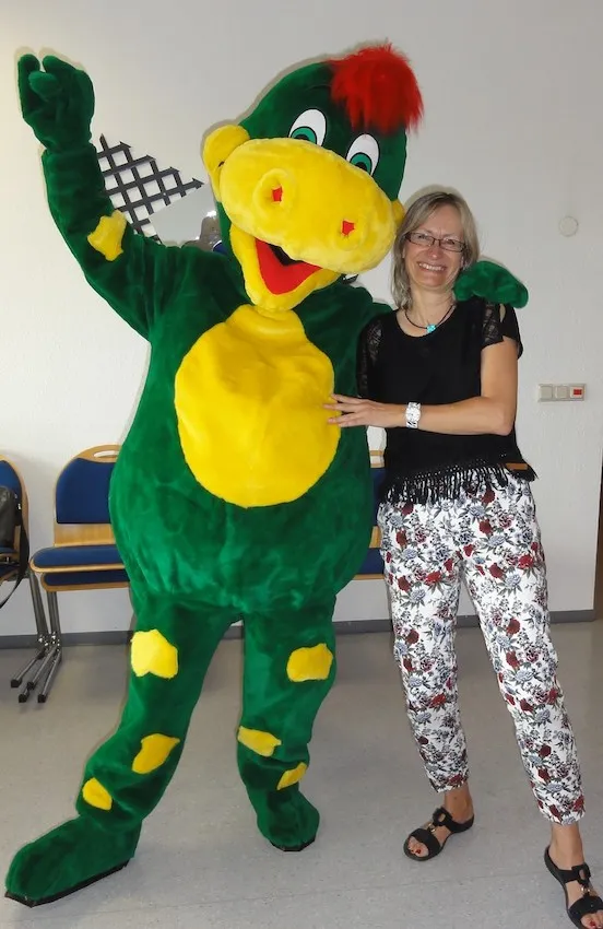 Johanna Röhrl, Gründerin von Joro, mit Drache Dinoli
