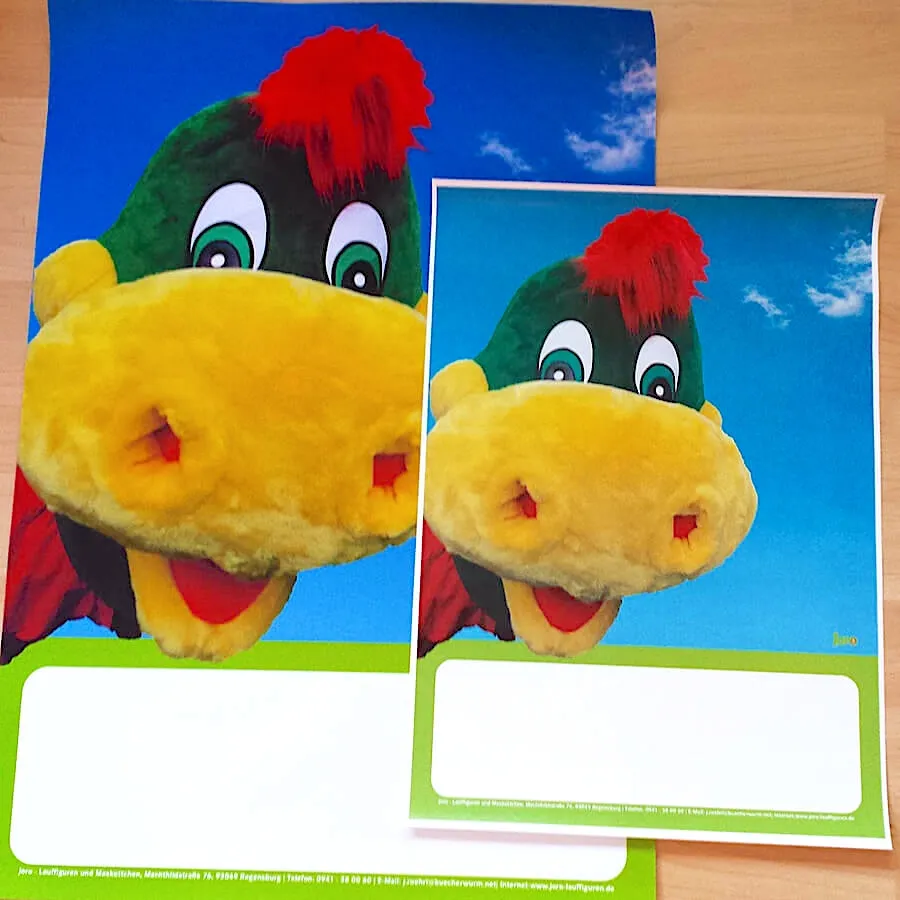 Zwei Werbeplakate mit Drache Dinoli und freiem Feld für Veranstaltungsdaten